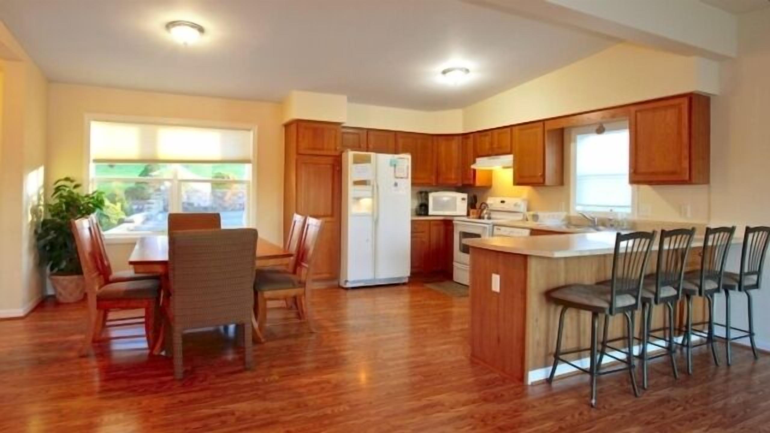 5 o'clock Somewhere - Pool Table, Walking Distance to Portside Bar & Grill, Just Like New!