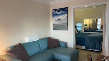 2 Schlafzimmer, Schreibtisch, Bügeleisen/Bügelbrett, Reisekinderbett