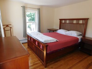 3 slaapkamers, een strijkplank/strijkijzer, gratis wifi, beddengoed