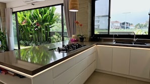 Fridge, oven, stovetop, electric kettle - New luxury private 4 BR villa in Berawa, Canggu (Berawa)