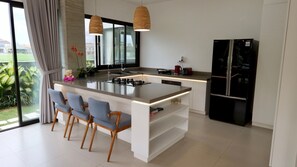 Kühlschrank, Ofen, Herdplatte, Wasserkocher