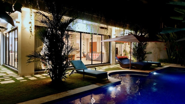 Outdoor pool - New luxury private 4 BR villa in Berawa, Canggu (Berawa)