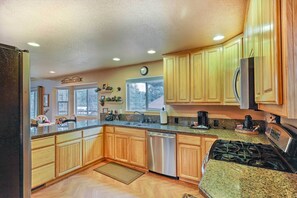 Fridge, microwave, stovetop, dishwasher