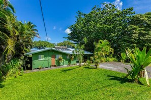 Exterior - A BEAUTIFUL Beach House FULL OF ALOHA in Hilo (Hilo)