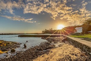 On the beach - A BEAUTIFUL Beach House FULL OF ALOHA in Hilo (Hilo)
