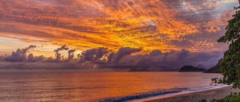 Una spiaggia nelle vicinanze, lettini da mare, teli da spiaggia