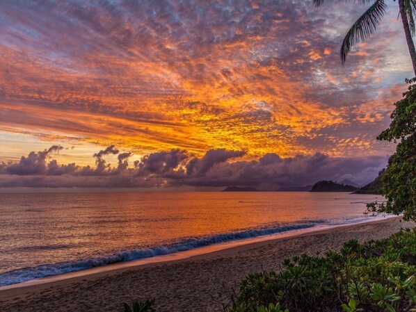 Beach nearby, sun loungers, beach towels