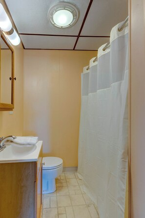 Séchoir à cheveux, serviettes fournies, savon, shampooing