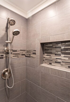 Ensemble baignoire-douche, séchoir à cheveux, serviettes fournies, savon