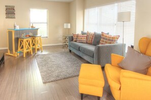 Smart TV, Netflix, streaming services, stereo - Stylish 3/2.5 Lakefront Pool Home ☀️ NW Bradenton ☀️ Quiet Cul-de-sac (Bradenton)