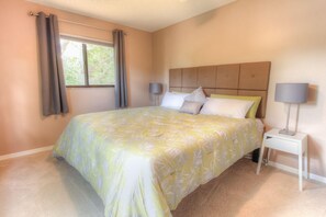 3 bedrooms, desk, iron/ironing board, free WiFi - Stylish 3/2.5 Lakefront Pool Home ☀️ NW Bradenton ☀️ Quiet Cul-de-sac (Bradenton)