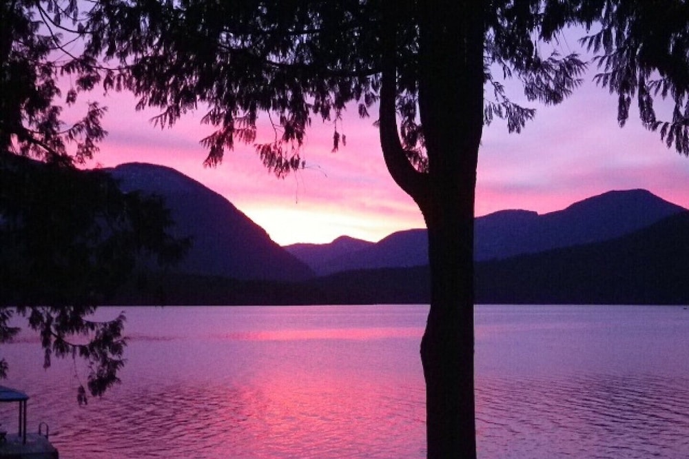 "The Guest House" on beautiful Sproat Lake!