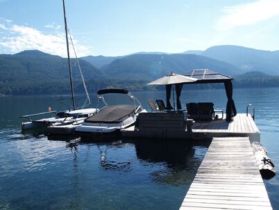 "The Guest House" on beautiful Sproat Lake!