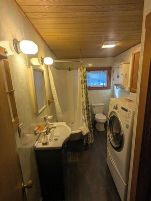 Een haardroger, handdoeken, zeep, toiletpapier