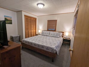 2 bedrooms, travel cot, free WiFi, bed sheets