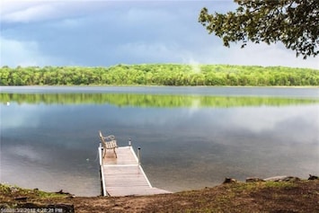 Whites Pondの200フィートのウォーターフロントがある居心地の良いキャビンの画像