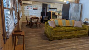 Smart-tv, een open haard, videospelletjes en een dvd-speler