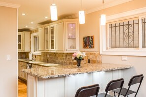 Full-size fridge, microwave, oven, stovetop