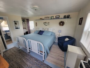 Free WiFi, bed sheets - Eagle Harbor- Harbor Breeze: Experience the Spring in the Keweenaw! (Eagle Harbor)