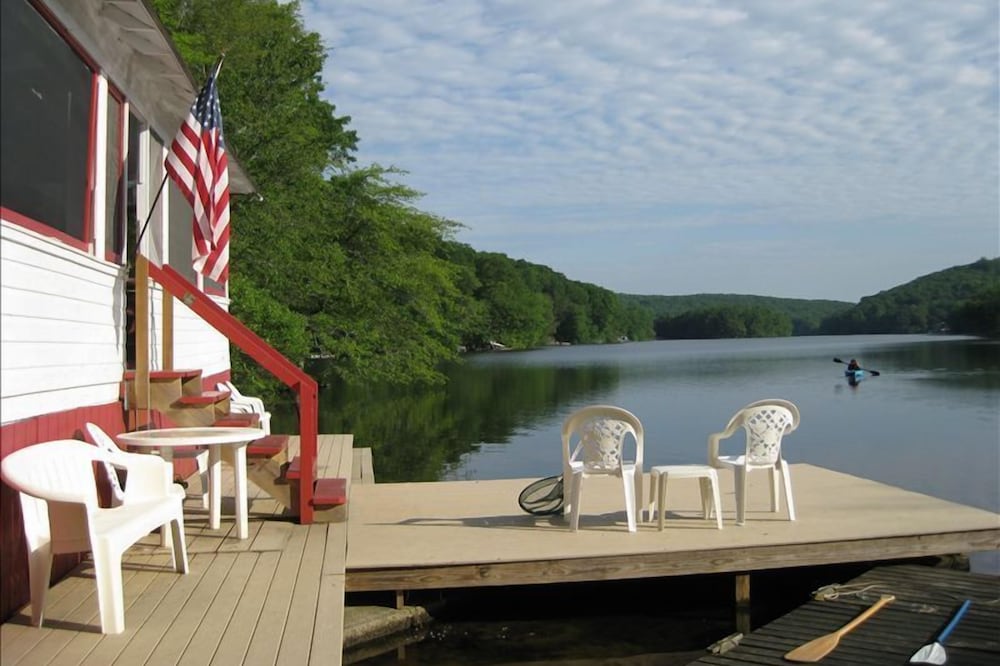 Lakeside cottage ON the water with beautiful views up the lake!