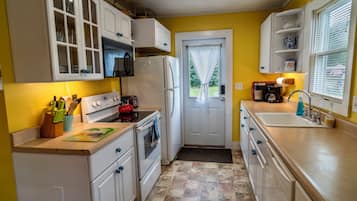 Fridge, dishwasher, coffee/tea maker, electric kettle