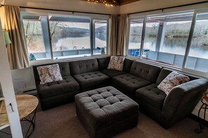 Smart TV, fireplace, Netflix, streaming services - Lakeside cottage ON the water with beautiful views up the lake! (Ledyard)