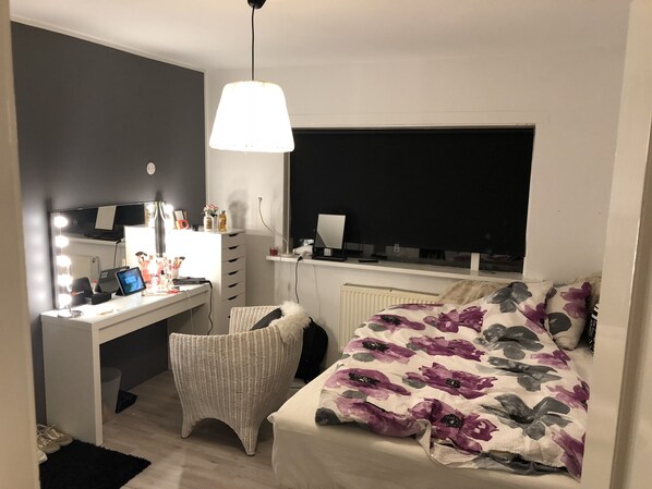 4 bedrooms, iron/ironing board, internet, bed sheets