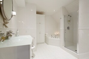 シャワー付き浴槽、ジェットバス、ヘアドライヤー、タオル