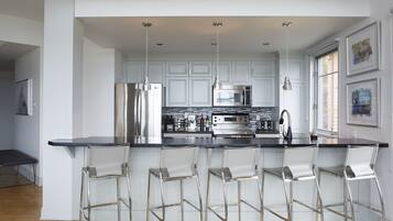 Réfrigérateur, micro-ondes, four, plaque de cuisson