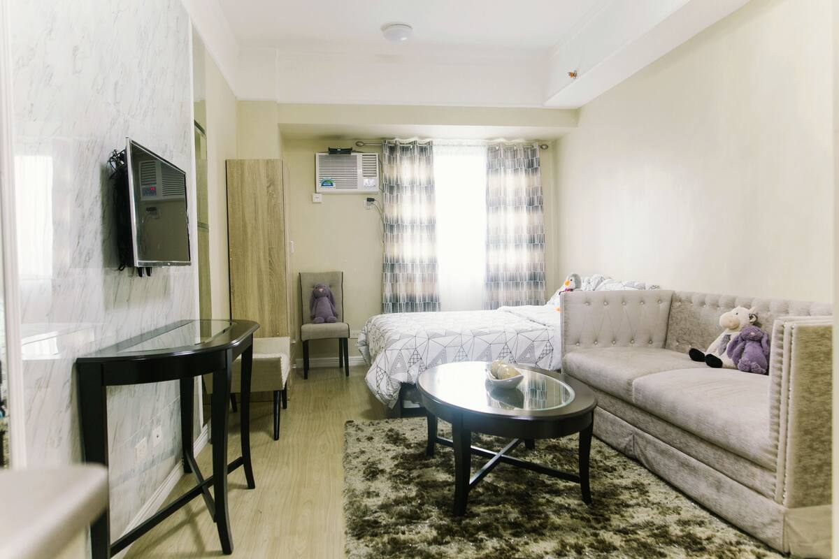 Desk, rollaway beds (surcharge), bed sheets