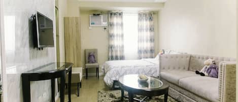 Escritorio, camas extra y ropa de cama