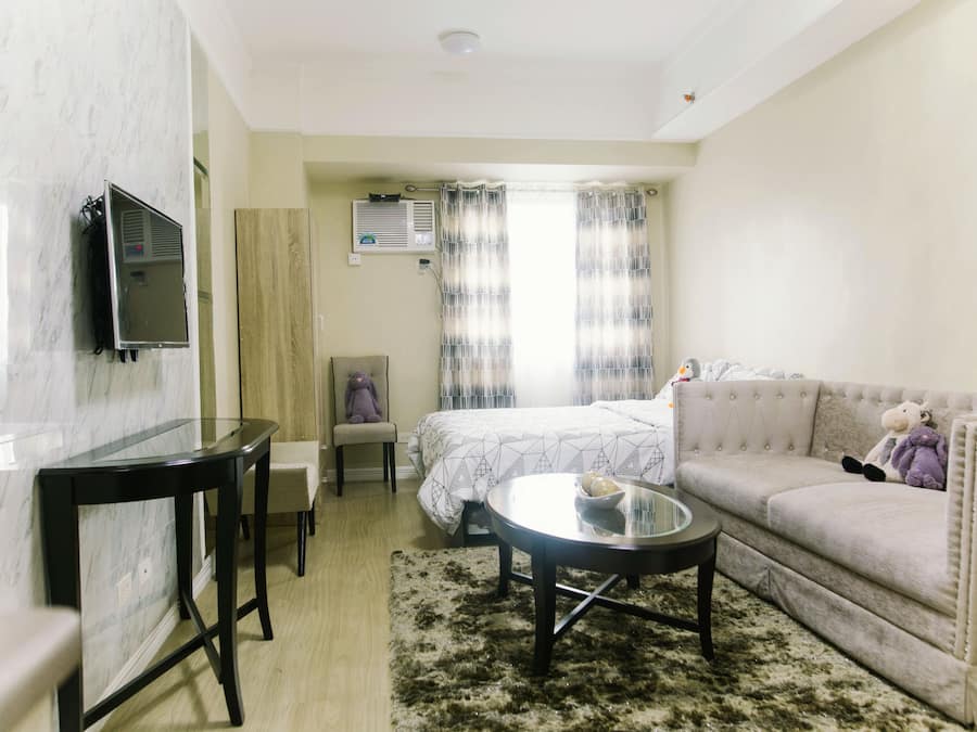 Desk, rollaway beds, bed sheets