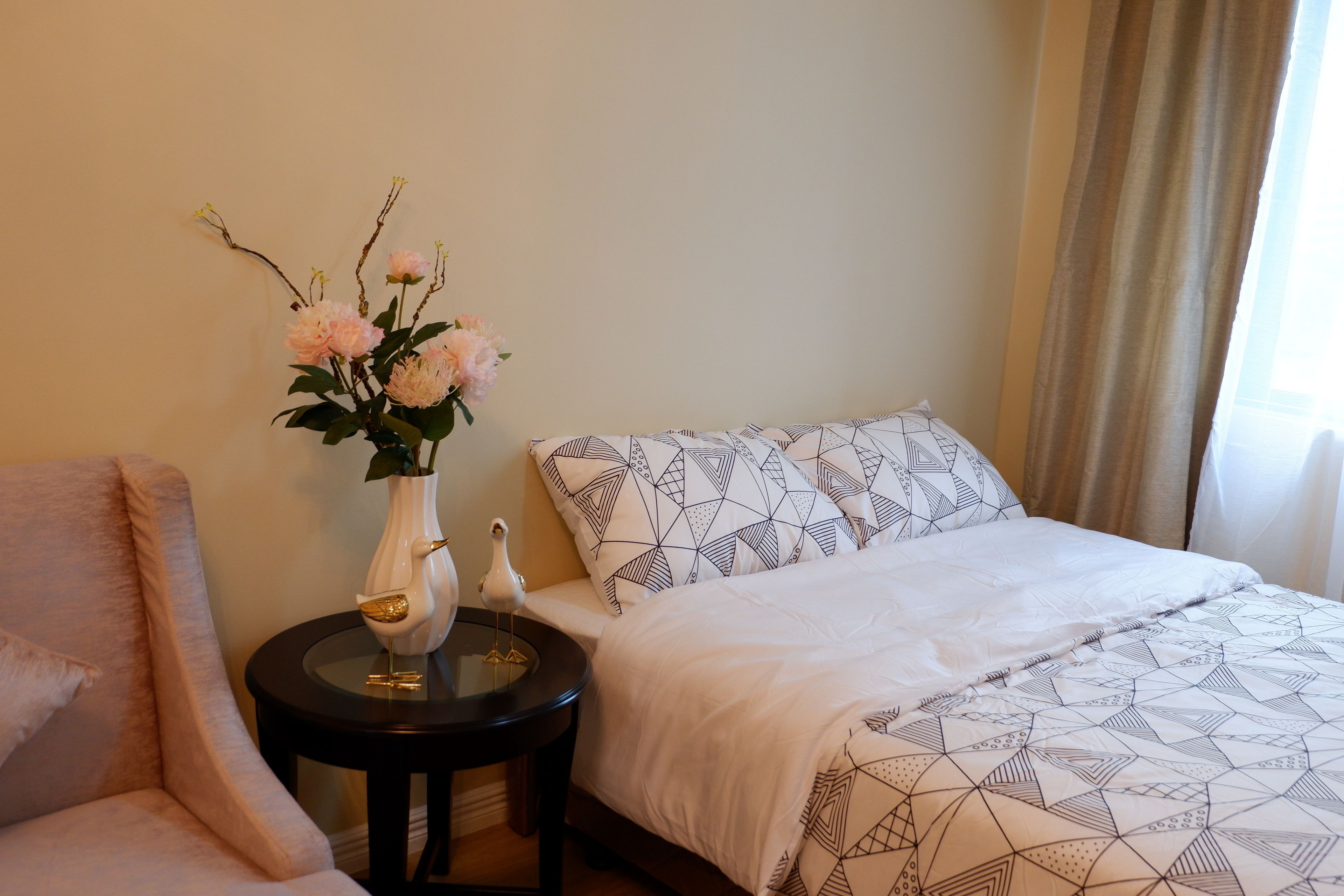 Honeymoon Double Room, 1 Katil Ratu (Queen), Non Smoking, Pool View | Meja, katil lipat simpan/tambahan, cadar katil 