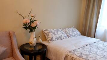 Honeymoon Double Room, 1 Katil Ratu (Queen), Non Smoking, Pool View | Meja, katil lipat simpan/tambahan, cadar katil