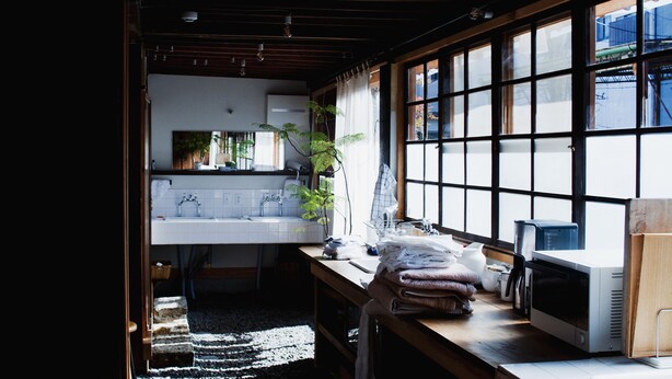 Full-size fridge, microwave, stovetop, cookware/dishes/utensils - Hostel Saruya (Fujiyoshida)