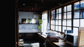 Lemari es besar, microwave, kompor, dan peralatan masak/sendok-piring