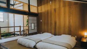 Main Building Deluxe Room, Non Smoking | 7 bedrooms, in-room safe, desk, WiFi (free) - Hostel Saruya (Fujiyoshida)