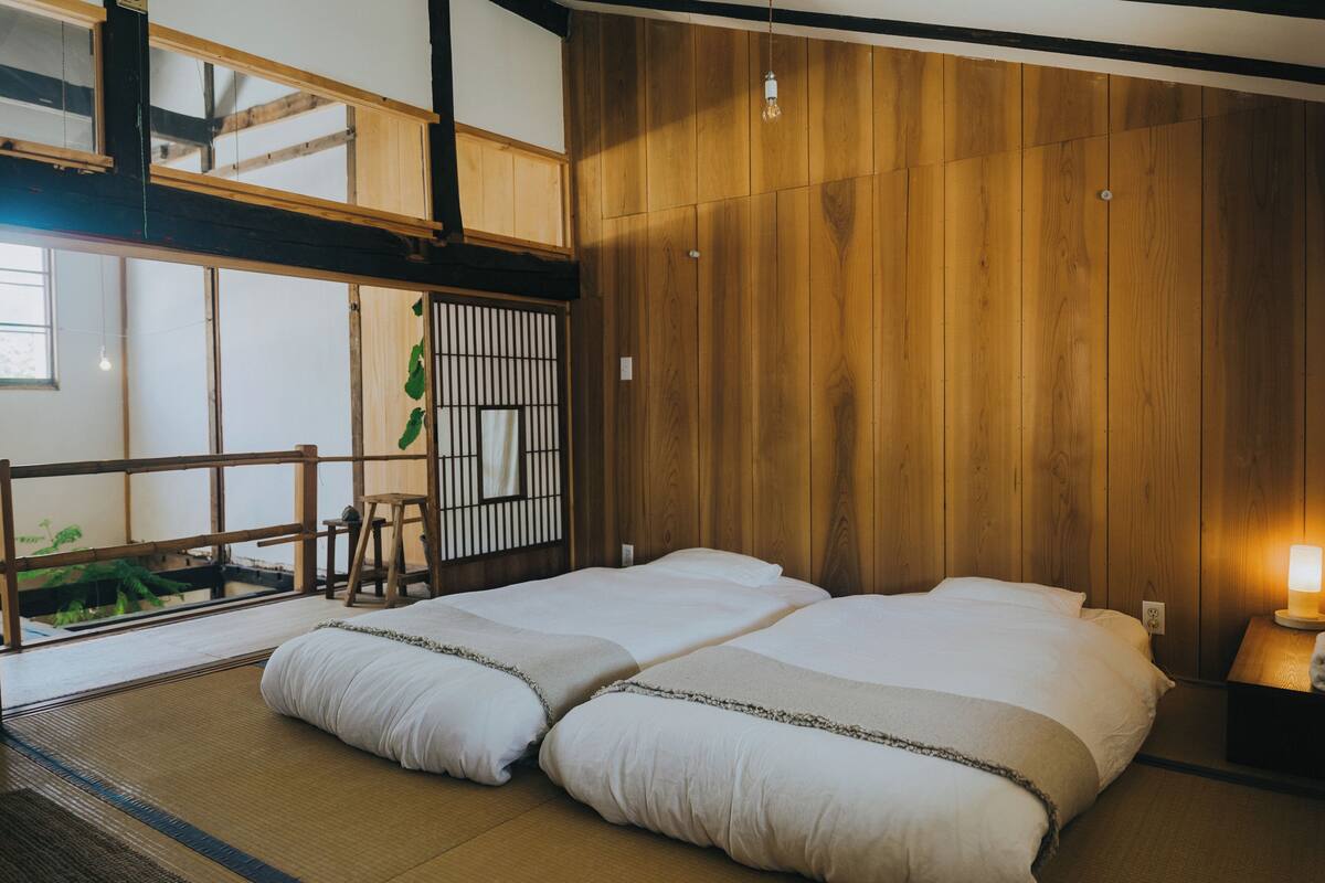 Main Building Deluxe Room, Non Smoking | 7 bedrooms, in-room safe, desk, WiFi (free)