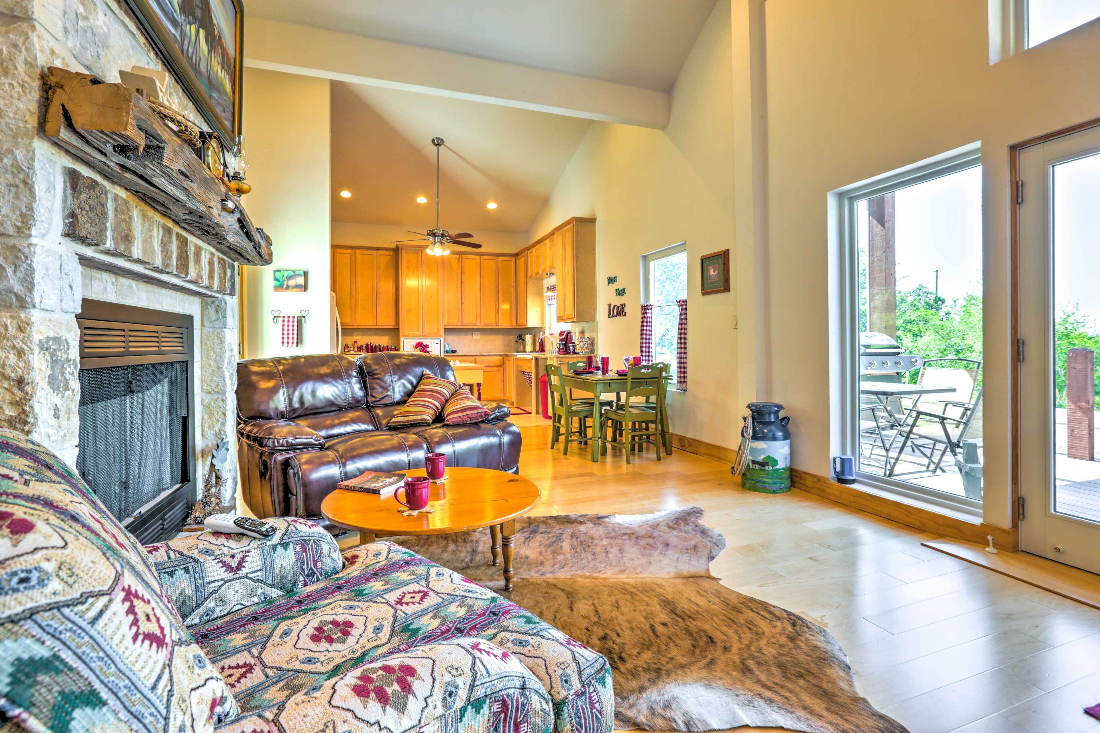 Johnson City Home w/ Hot Tub - Close to Wineries!