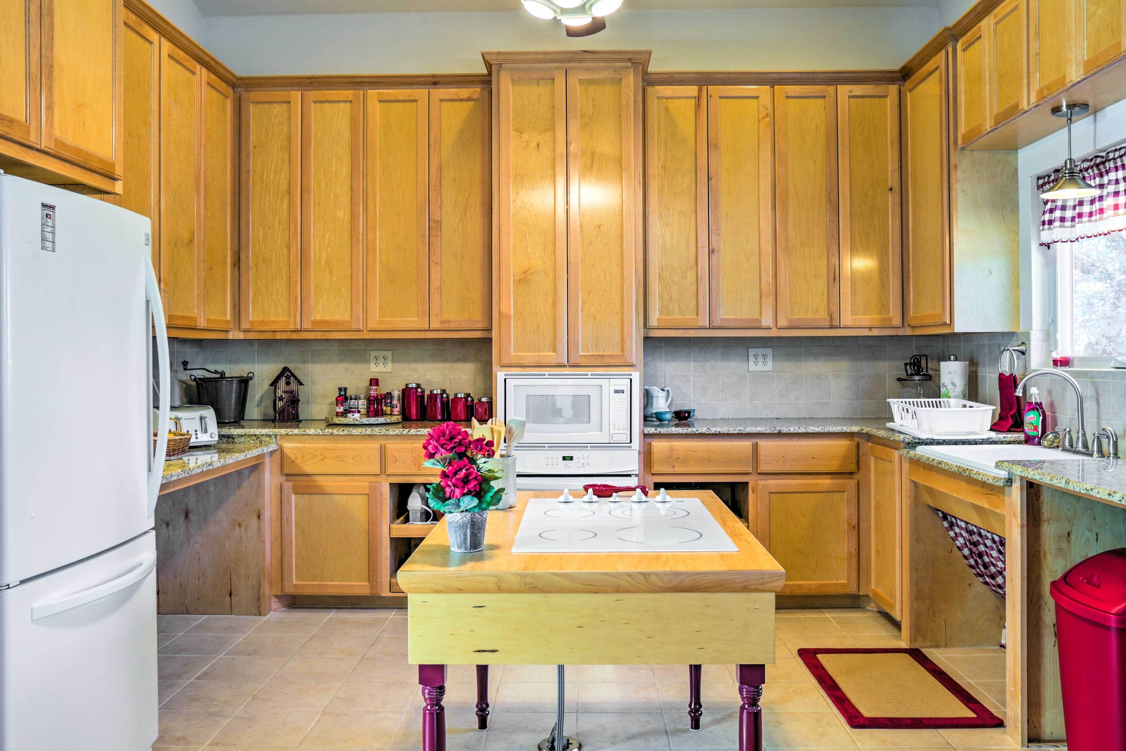 Johnson City Home w/ Hot Tub - Close to Wineries!