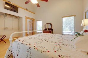 2 habitaciones, escritorio, tabla de planchar con plancha y internet 