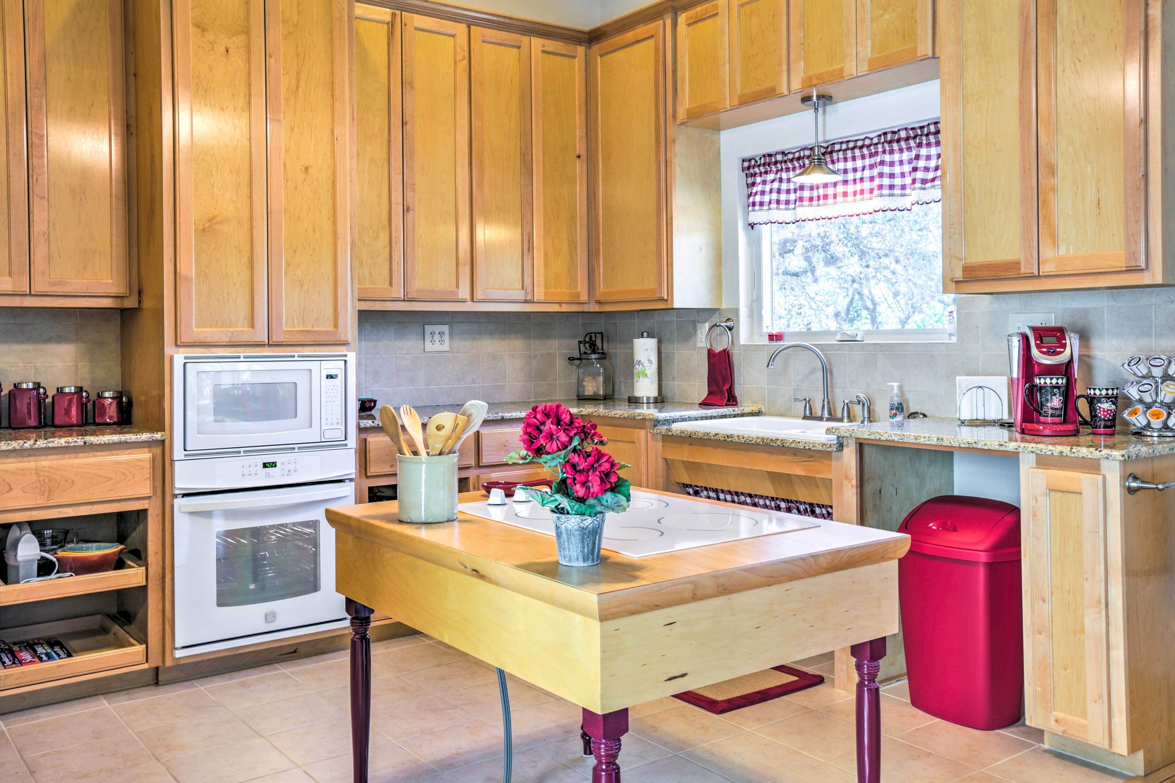 Johnson City Home w/ Hot Tub - Close to Wineries!