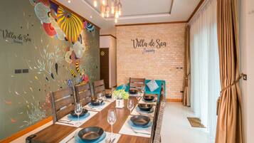 Four Bedrooms Villa | In-room dining