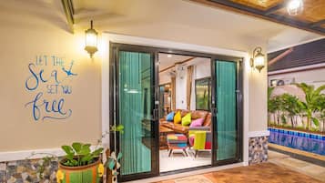 Four Bedrooms Villa | Teras/patio