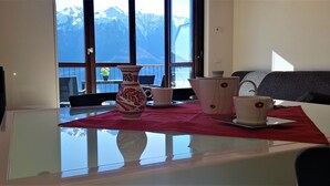 Een moderne kamer met een glazen tafel, een vaas en twee kopjes.