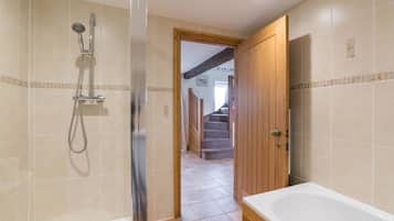 Baignoire, sĂšche-cheveux, serviettes fournies, savon