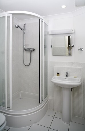 Appartement luxueux, 2 chambres, vue sur le jardin | Douche de la salle de bain