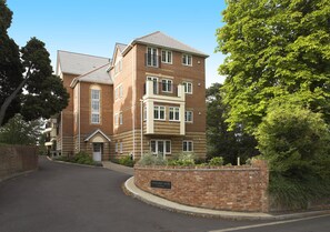 Front of property - Bounty Suite Westlands House (Basingstoke)