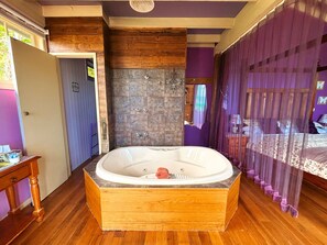 Habitación romántica doble, 1 cama de matrimonio, vistas al mar | Minibar con artículos gratuitos y decoración individual