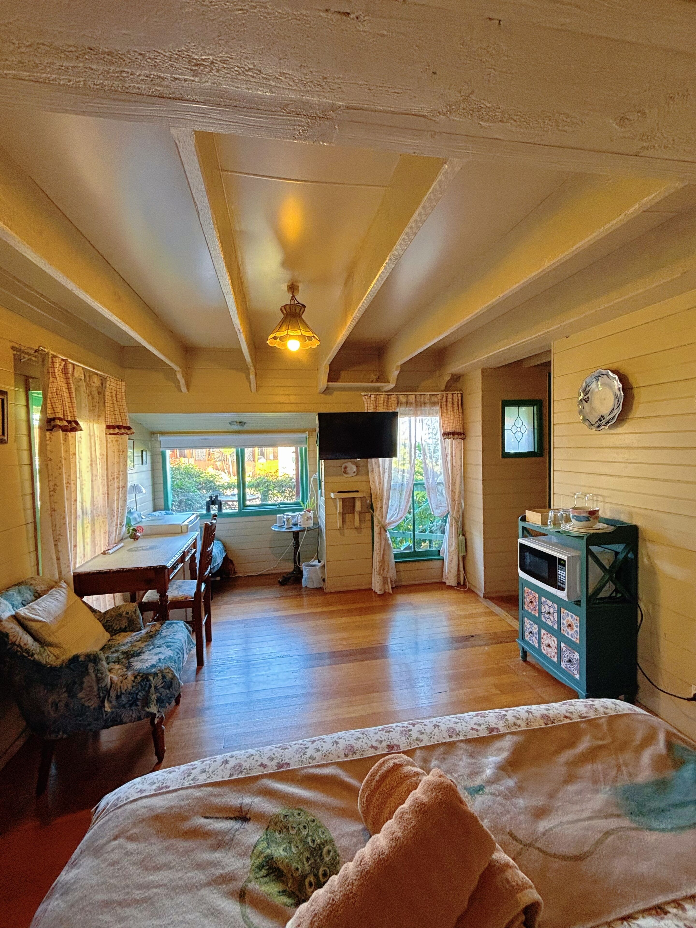 Habitación clásica, 1 habitación, vista parcial al mar | Artículos del minibar gratis y decoración personalizada 